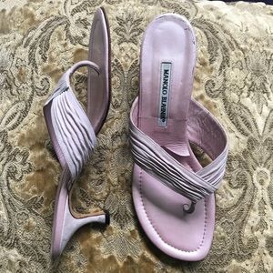 MANOLO BLAHNIK pink kitten heels